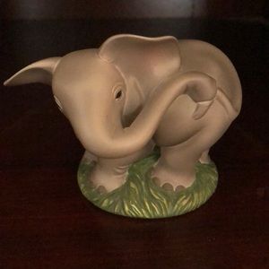 Elephant holding his own tail figurine.
